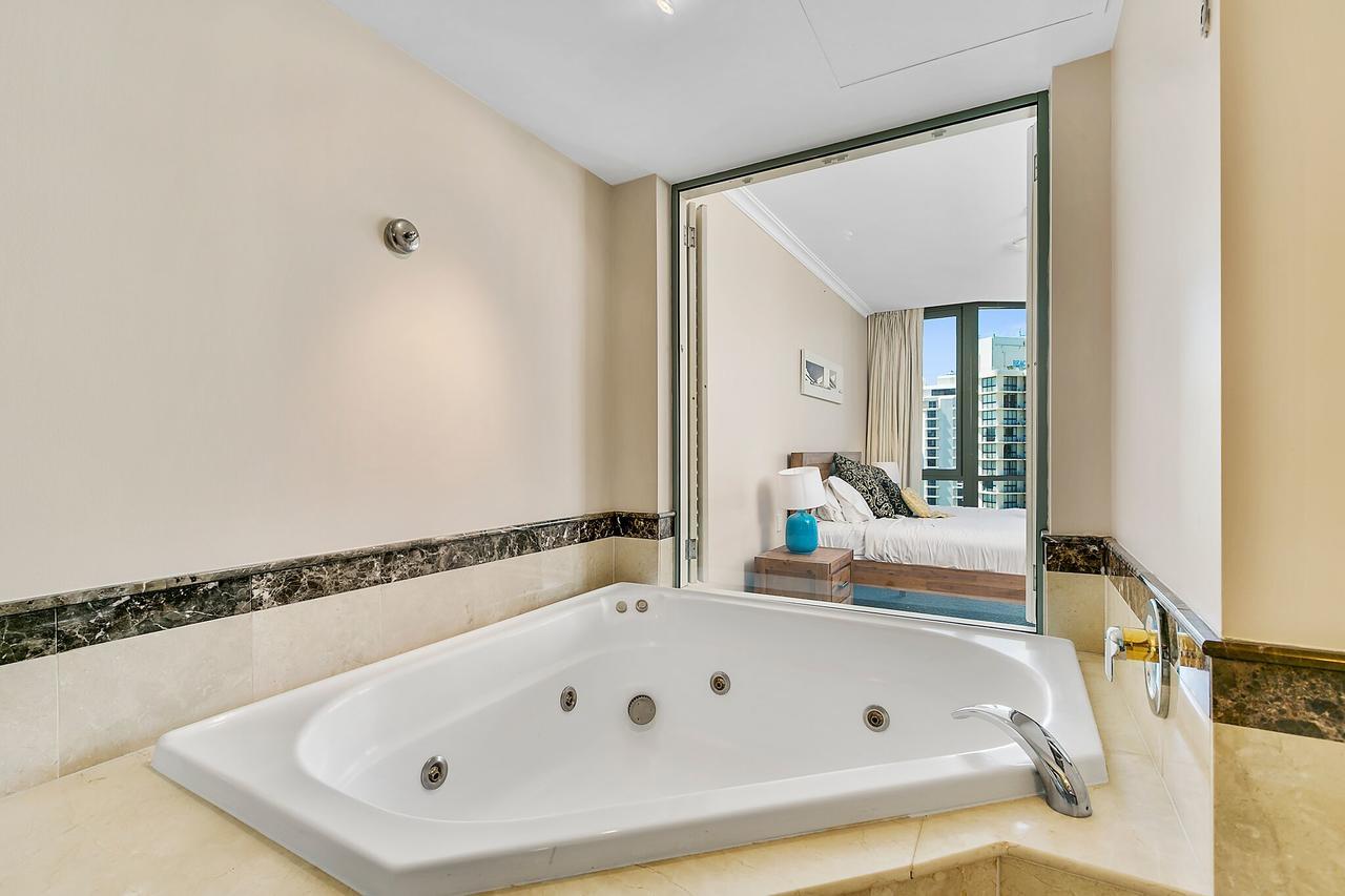Legends 1 Bedroom Spa Suite - We Accommodate Gold Coast Esterno foto